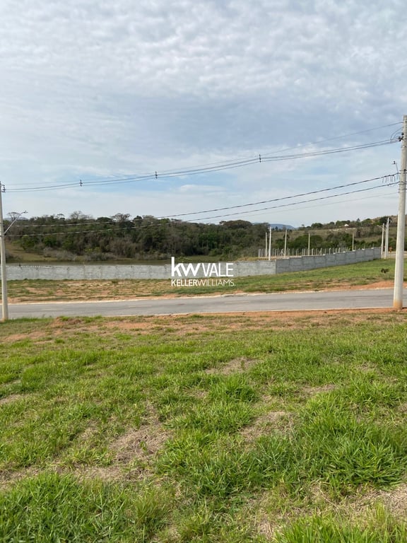 ÓTIMO TERRENO DE ESQUINA EM CONDOMINIO FECHADO - imagem 3