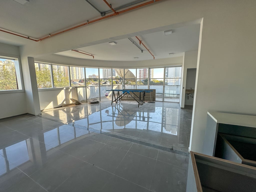 Andar inteiro em prédio comercial, 330m2 com área externa - imagem 1